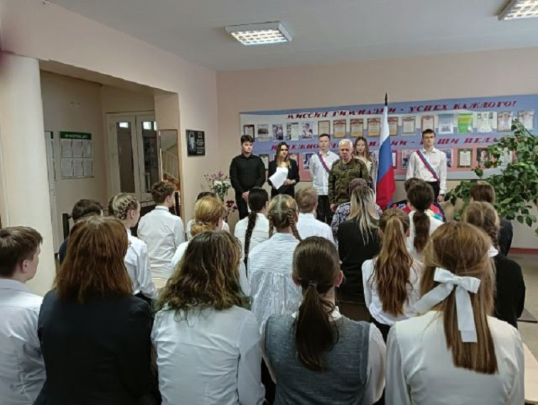 Митинг, посвященный памяти выпускника школы, Юрия Филаретова.